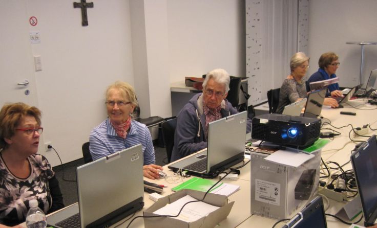 ISA-EDV-Trainerin Gabriele Fenz (l.) lehrt den Umgang am Computer. Foto: Königstorfer