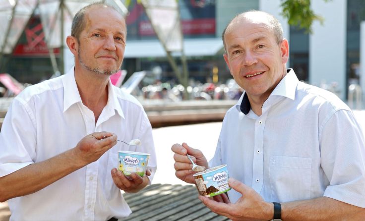 Auch Landesrat Max Hiegelsberger (r.) schmeckt die süße Versuchung. Foto: Land OÖ/Dedl