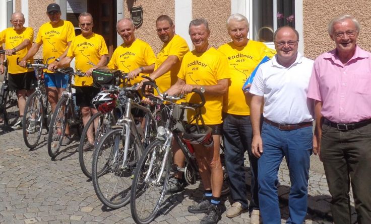Leinburger Radfahrer mit Bürgermeister Franz Karlhuber (2. v. r.) und Franz Dopf (r.).