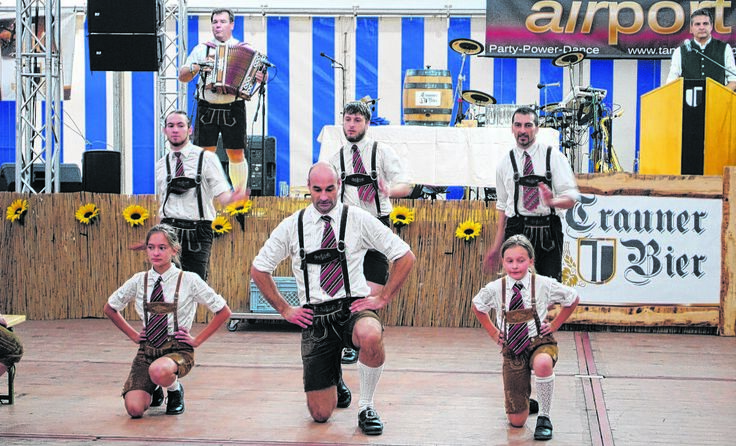 Schuhplatteln und Trachten sind fixer Bestandteil des 100. Trauner Kirtags. Foto: Trauner Bier GmbH