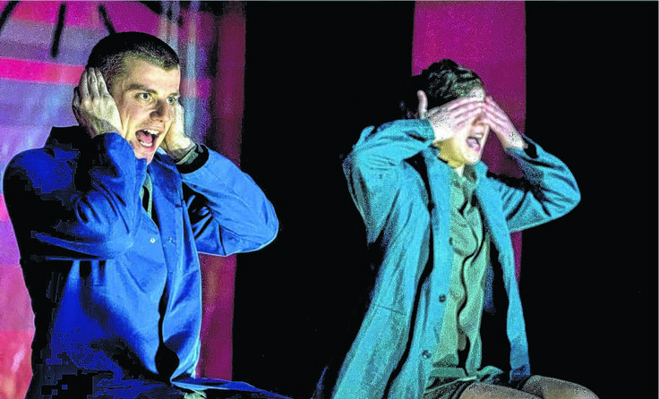 Mitglieder der Theatergruppe Osono halten einen Workshop für Interessierte ab.