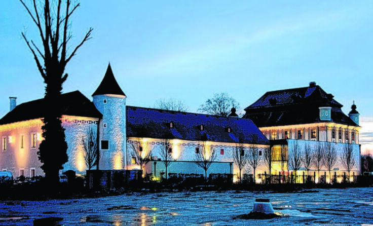 Das Wasserschloss Traun erstrahlt im Advent in lichtem Glanz. Foto: Schloss Traun