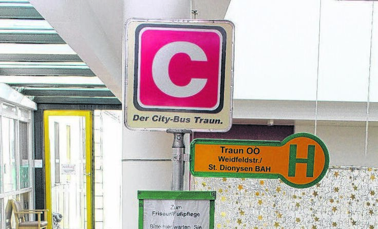 Zwei Bewohnerinnen an einer der beiden neuen Wartestellen.