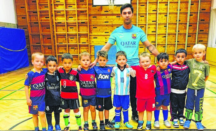 Philipp H. (5. v. l.) mit seinem Team und seinem Trainer Arsalan Nourouzi. Foto: Nourouzi