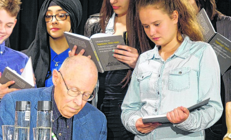 Schüler der NMS Ansfelden mit einem Holocaust-Überlebenden.