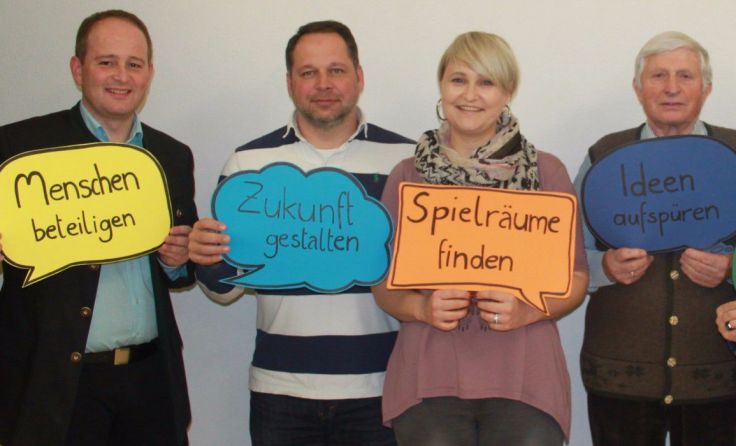 Bürgermeister Markus Stadlbauer (l.) mit engagierten Gemeindebürgern. Foto: Gemeinde Kematen