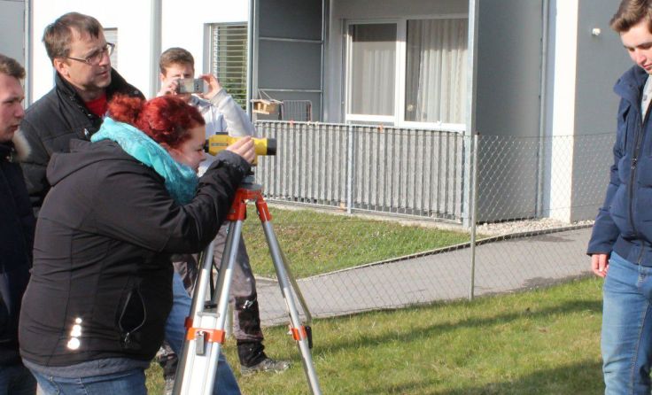 Die Schüler der Abschlussklasse Ritzlhof beim Vermessen des Gartens. 