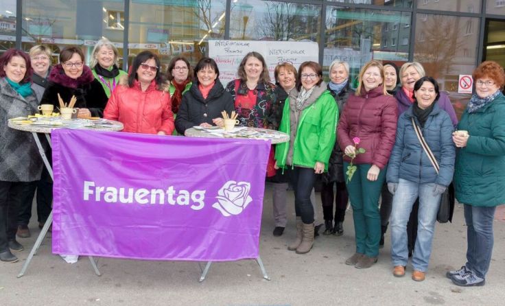 Die Frauenorganisationen luden Passanten zum Gespräch. Foto: Melitta Ilich 