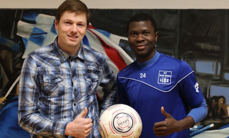 Tips-Redakteur Thomas Lettner (l.) mit Blau Weiß Linz-Stürmer Yussuf Otubanjo