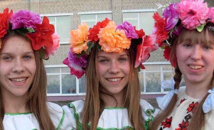 Drei weißrussische Folkloremädchen aus dem Ort Belaya Dubrova. Fotos: Maria Hetzer