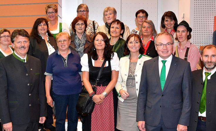 Landesrat Stephan Pernkopf mit den Dorfhelferinnen Foto: NLK Filzwieser 