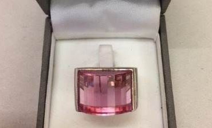 Etui, Marke Swarovski mit Silberring mit rosafarbigen Stein besetzt Fotos: LPD NÖ