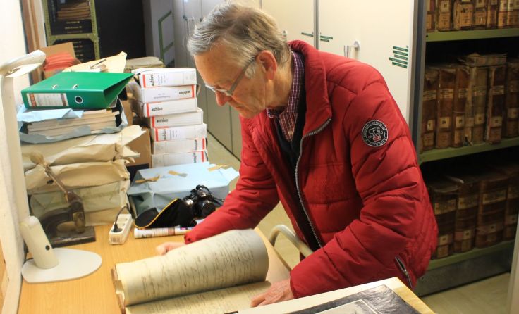 Oskar Toman bei der Recherche im Stadtarchiv St. Pölten Fotos: Thomas Lettner