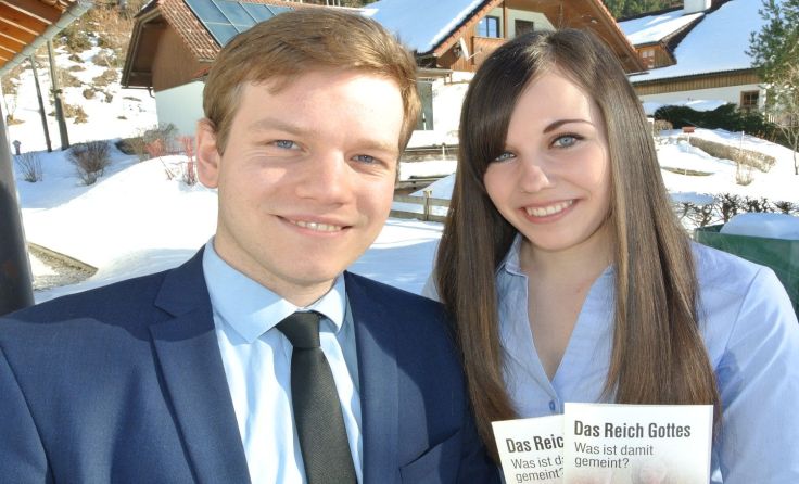 Christoph und Beate Schotka mit dem „Umfrage-Faltblatt“. Foto: JZ