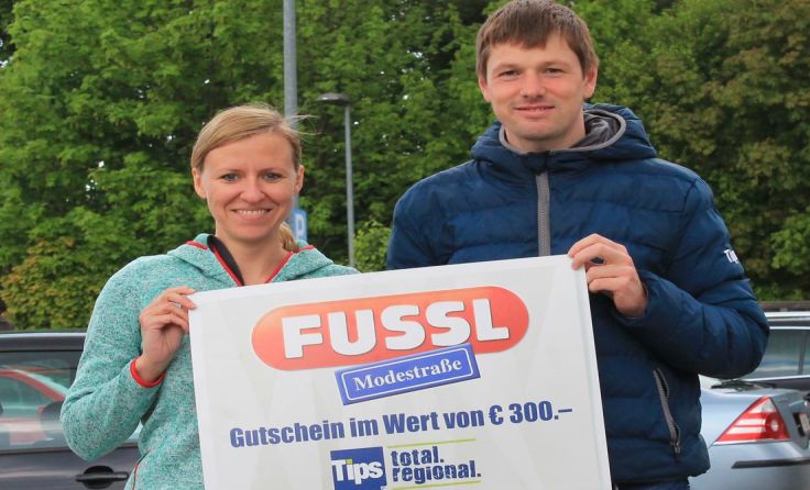Die Gewinnerin Lucia Zehndorfer mit dem Tips-Glücksengerl. Foto: Charlotte Schindlegger