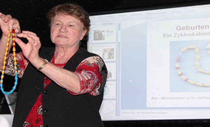 Maria Hengstberger erklärt die von ihr mitentwickelte Geburtenkontrollkette. Foto: Thomas Lettner