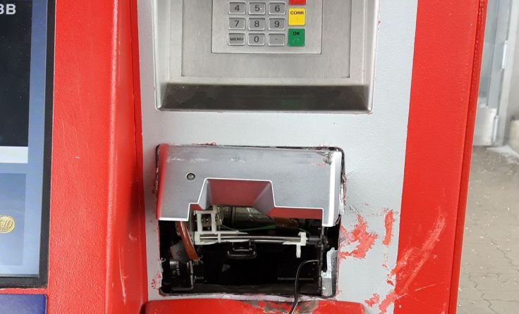 Die Rumänen brachen auf 29 Bahnhöfen in 38 Fahrkartenautomaten ein. Fotos: LPD NÖ