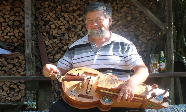 Manfred Hartl mit seiner barocken Drehleier in seinem Garten in Weisching. Foto: Thomas Lettner