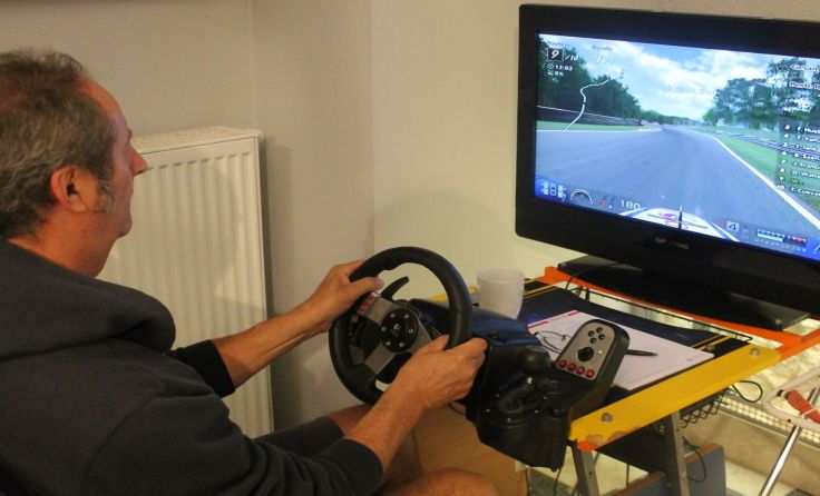 Werner Sandhacker auf seinem selbstgebastelten Rennsimulator. Foto: Thomas Lettner