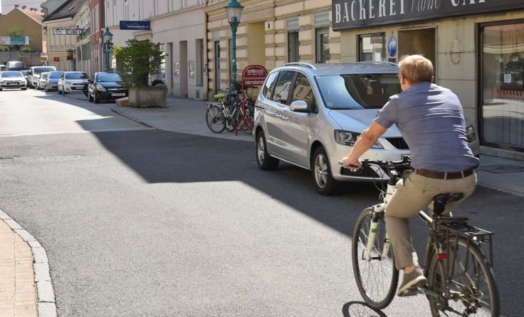 Bisher durften Radfahrer nur bis zur Ranzonigasse gegen die Einbahn fahren. Foto: Josef Vorlaufer