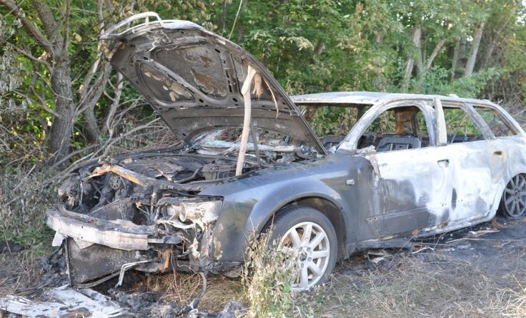 Das Fluchtfahrzeug wurde in Ungarn im Raum Csorna auf einem freien Feld ausgebrannt aufgefunden.