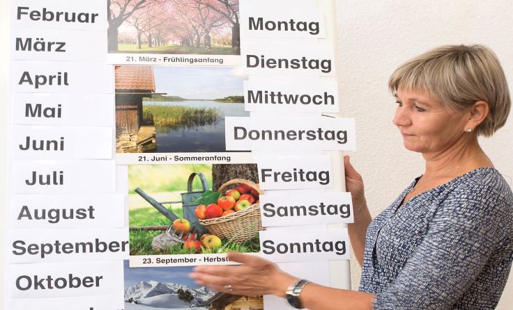MAS Demenztrainerin Lisi Hofer präsentiert ein Übungsblatt.Foto: Margot Haag