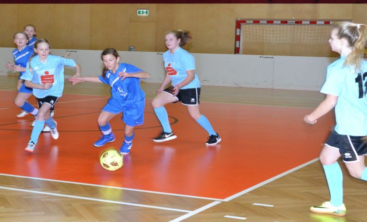Szene aus dem Spiel Neustadtl gegen Neuhofen (blau), das 1:2 ausging. Fotos: Thomas Navratil