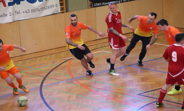 Szene aus dem Spiel Famous United (orange Dressen) gegen die ASK Senioren. Foto: Nina Schlemmer