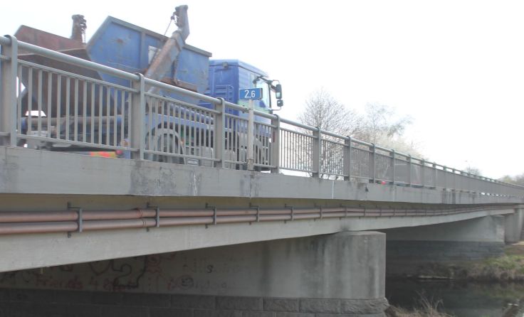 15.000 Fahrzeuge fahren täglich über die Url-Brücke an der B 121. Foto: Thomas Lettner