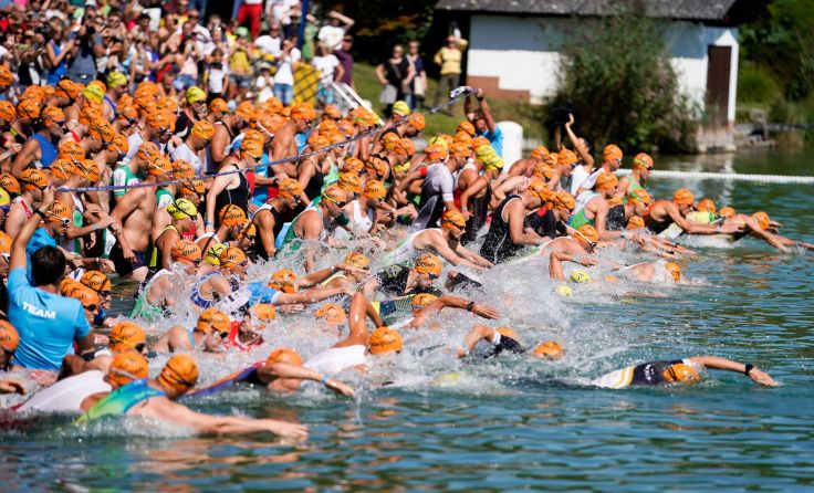 Der Start des Triathlons im Blindenmarkter Ausse. Fotos: Flashface