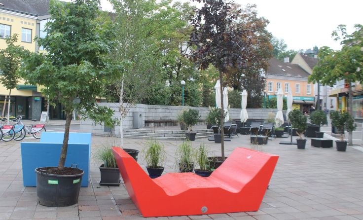 Die Möbel und die Begrünung am Hauptplatz laufen derzeit im Testbetrieb. Foto: Thomas Lettner