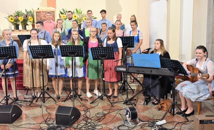 Bei seinem ersten Auftritt bekam der neue Jugendchor viel Applaus. Foto: Wolfgang Zarl