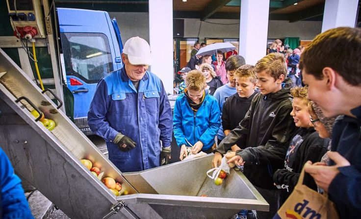 Die Kinder konnten auch selbst Apfelsaft pressen. Fotos: Franz Gleiss