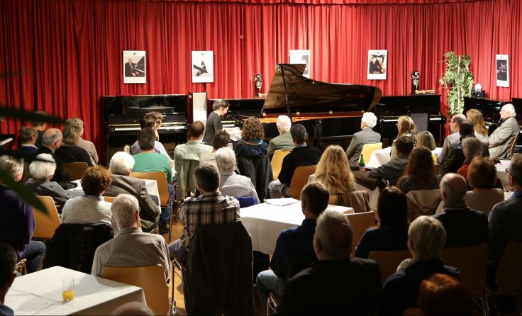 Bei den Klassik in Jeans-Konzerten ist legere Kleidung kein Problem. Foto: Klavierhaus Weinberger