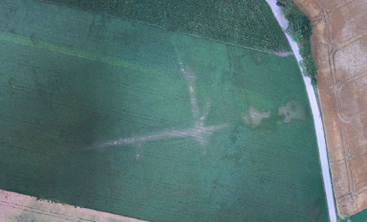 Dieses Luftbild zeigt die Zivilsiedlung und die Südwestecke des Kastells. Foto: ArchaeoPublica