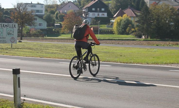 Radfahrer dürfen die Sperrlinie auf der Ipfstraße nicht überfahren. Foto: Thomas Lettner