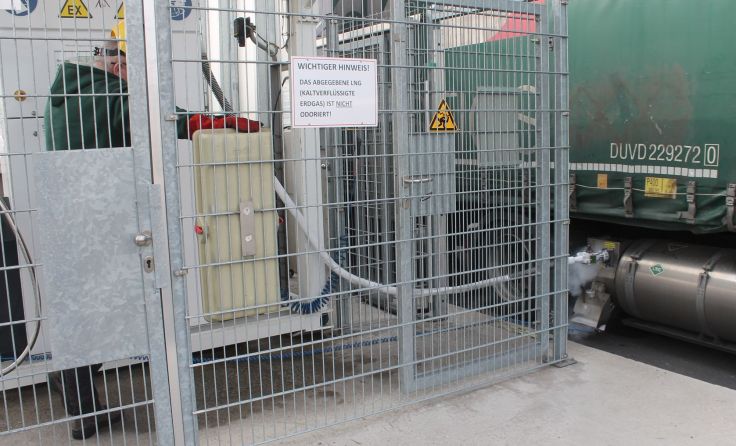 Das LNG ist bis zu minus 160 Grad kalt und wird somit flüssig getankt. Foto: Thomas Lettner