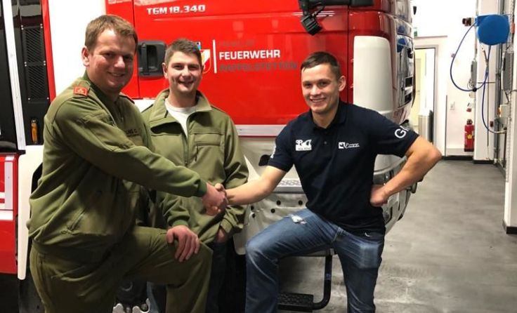 Den Maibaumdieben wurde als "Belohnung" noch ein Bierfass übergeben. Foto: FF Raffelstetten