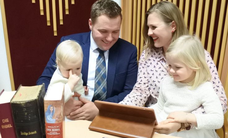 Familie Haidler nutzt auch die Onlineversion der Bibel. Foto: JZ