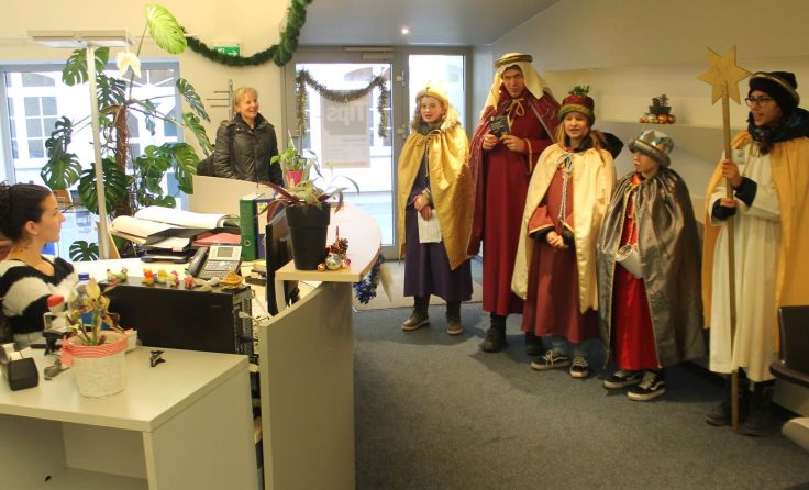 Die Sternsinger der Pfarre Enns-St. Marien besuchten die Tips-Geschäftsstelle. Foto: Thomas Lettner