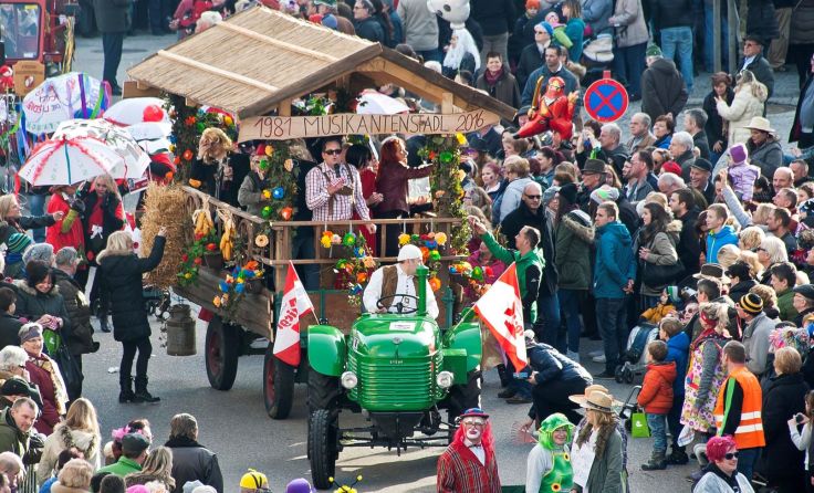 Nach zwei Runden macht der Faschingstross Halt am Ennser Hauptplatz. Foto: TSE