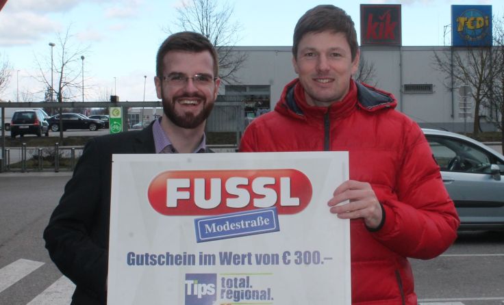 Gewinner Richard Walchshofer (l.) mit dem Tips-Glücksengerl. Foto: Nicole Walchshofer