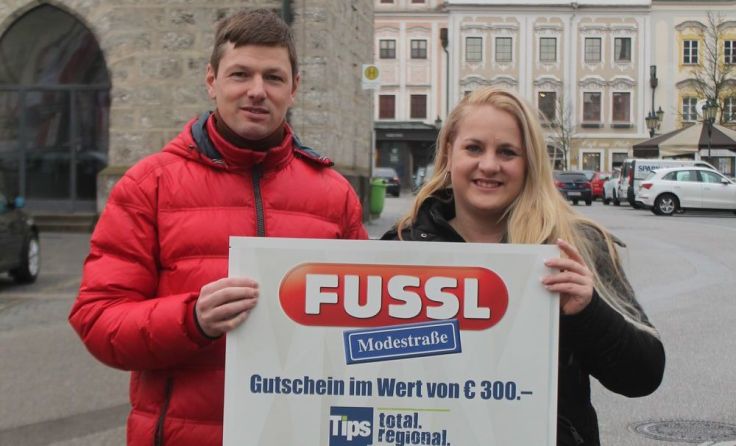 Gewinnerin Karin Maerkinger mit dem Tips-Glücksengerl. Foto: Tips Enns