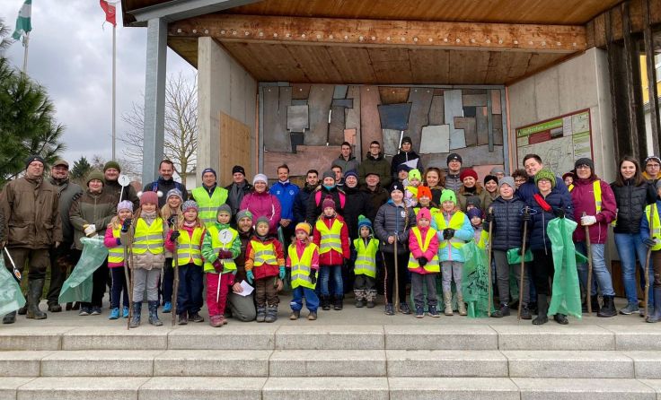 Trotz kalten Wetters halfen über 50 Bürger bei der Flurreinigungsaktion mit. Fotos: JVP Hofkirchen