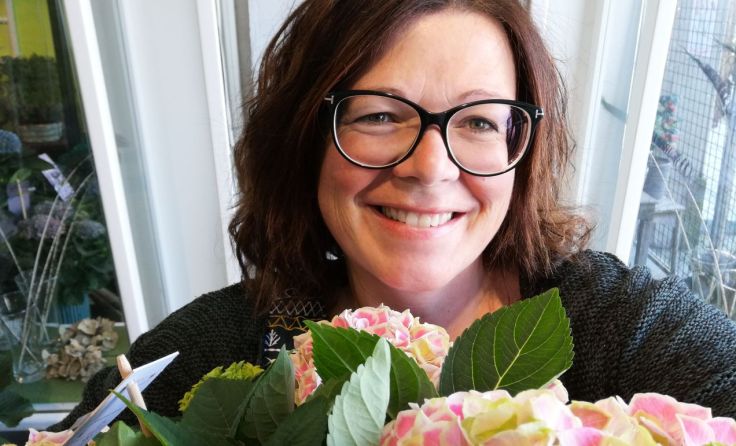 Blumenhändlerin Birgit Obermüller hat wieder normal geöffnet. Foto: Obermüller