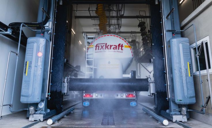 Die Waschanlage ist für Lkw, Sattelauflieger und Busse geeignet. Foto: Fixkraft-Futtermittel GmbH 
