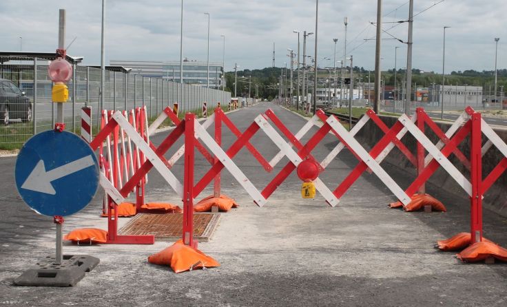 In der Ennshafenstraße wird der Feinbelag aufgebracht. Foto: Thomas Lettner