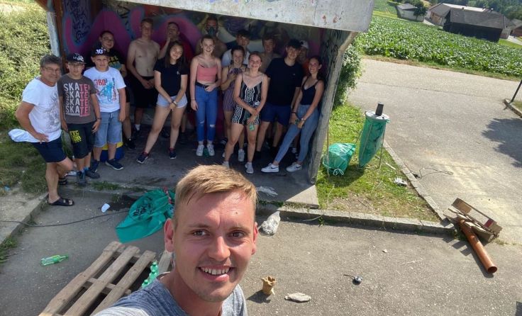 Sascha Reischl (vorne) von Zukunft Jugend mit Jugendlichen und Helfern. Fotos: Sascha Reischl