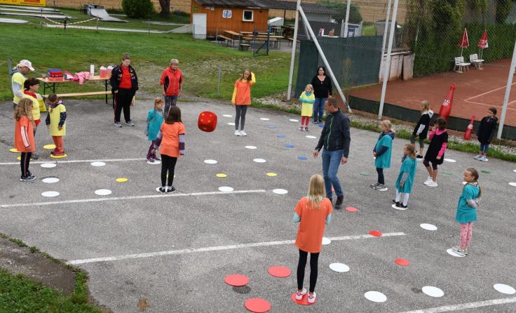 Das Spiel „Mensch ärgere dich nicht“ wurde in etwas anderer Form gespielt. Foto: Josef Dolzer