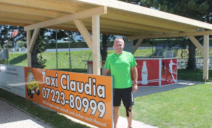 SK Asten-Obmann Alfred Heinisch vor der neu überdachten Cola-Bar. Foto: Thomas Lettner